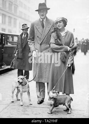 Le Prince Russe Georgi Konstantinowitsch avec Jane Romanow Erdmann en marge de la parade de Pâques à New York. Banque D'Images