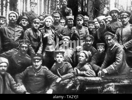 Des soldats allemands et russes posent entre les tranchées. Après l'appel de Lénine pour la paix, la participation russe dans la Première Guerre mondiale a pris fin, et il y avait de nombreuses scènes de fraternisation sur le front de l'Est Allemand. Banque D'Images