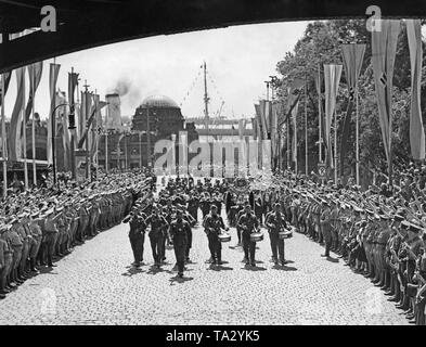 Photo d'une fanfare de la légion Condor sur leur façon de Karl Muck Platz (maintenant Johannes Brahms Platz) peu après l'arrivée des troupes à la passerelle (en arrière-plan, St Pauli) du port de Hambourg le 30 mai 1939. Ils sont porteurs du Croissant-Rouge turc donnés par le général Francisco Franco. Sur le côté droit et côté gauche de la route, SA hommes et spectateurs sont alignés. Banque D'Images