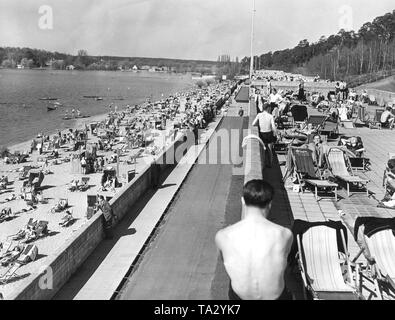 Vue sur le lido de Wannsee à Berlin. Le populaire site d'excursion est bien assisté à un Dimanche. Banque D'Images