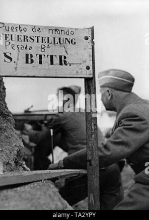 Photo d'un poste de commandement de l'artillerie de la légion Condor durant la dernière bataille de la guerre civile espagnole à Tolède en mars 1939. Dans l'avant il ya un signe marquant une position de tir. Banque D'Images