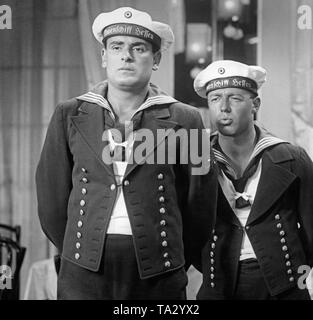 Comme Ruehmann Heinz Heini Jaeger (droite) et Friedrich Benfer comme Willy Timm dans la comédie 'Trois Bluejackets et une blonde', réalisé par Carl Boese. Trois garçons tous tomber en amour avec une fille blonde. Banque D'Images