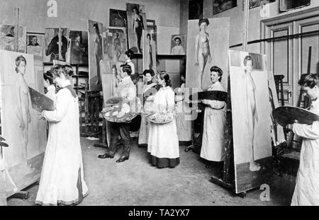 Les étudiantes de la classe de peinture à l'œuvre à l'Académie Bavaroise des beaux-arts de Munich. Banque D'Images