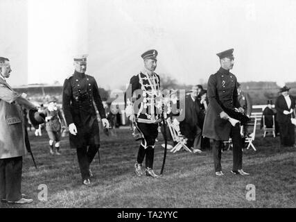 Le Prince Wilhelm (3e de gauche) dans l'uniforme des Totenkopfhusaren (1. Leib-Husaren-Regiment Nr. 1 aus Danzig) pendant la course de Pâques à Karlshorst, près de Berlin. Banque D'Images