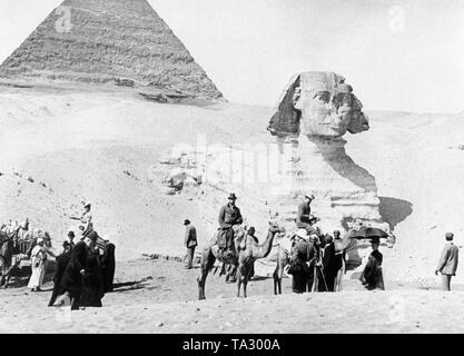 Les touristes en face des pyramides de Gizeh et du Sphinx. Banque D'Images