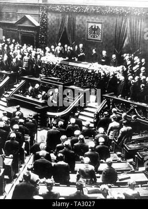 L'assermentation du nouveau Président du Reich, Paul von Hindenburg au Reichstag à Berlin en 1925, après la mort de son prédécesseur Friedrich Ebert. Banque D'Images