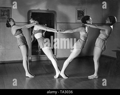 Les femmes qui font de la gymnastique dans les années 1930 ou 1940 (non daté). Photo : Heinz von Perckhammer. Banque D'Images