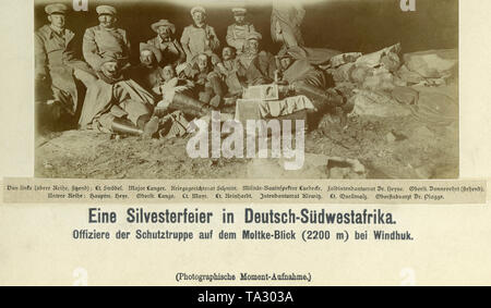 Des dirigeants de la Schutztruppe sur le Moltkeblick près de Windhoek, l'Afrique du Sud-ouest allemand. Ligne du haut de gauche à droite : Hans Lieutenant Stroedel, Major Langer, juge magistrat Schmitt, inspecteur de la construction militaire Luedecke, Technicien de Heyne, Lieutenant Donnevehrt (debout) rangée du bas de gauche à droite : Hauptmann Heye, Lieutenant Mayr, le Lieutenant Reinhardt, Intendanturrat Karl Klewitz, Lieutenant, Quellmalz Oberstabsarzt Dr. med. Karl Plagge. Banque D'Images