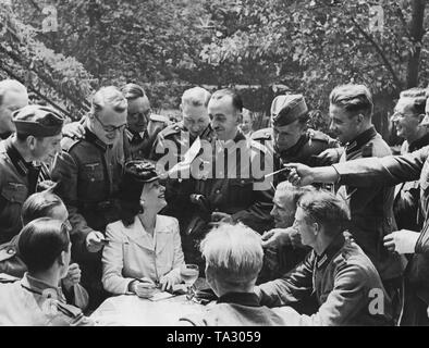 Pendant une pause de tournage l'actrice Lil Dagover donne des autographes à des soldats à l'avant laisser dans le jardin de l'UFA studio à Berlin en juin 1940. Banque D'Images