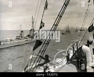 La photo montre un défilé de la flotte (probablement dans la mer du Nord, au départ de Hambourg) avec des bottes de la Kriegsmarine torpille. Les navires passant par sont les bottes de la torpille Raubvogel (oiseaux de proie) et le Raubtier (prédateur) class. Les marins des navires de formation de parade. Banque D'Images