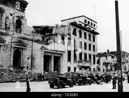 Jeeps américaines parc en face du portail de la Chancellerie du Reich détruit dans la Wilhelmstrasse. Sur la gauche, une partie de l'ancien Palais Radziwill, à l'origine la résidence officielle du chancelier. Dans le centre, l'extension de la République de Weimar (1929/30), Albert Speer qui avait éclaté en 1938, afin d'avoir accès à la cour principale de la nouvelle chancellerie du Reich. Banque D'Images