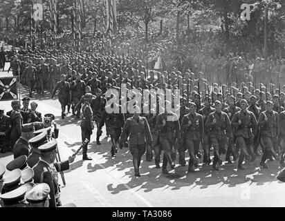 Photo d'une unité de l'envoi de troupes au sol (apiculteur) Groupe de la légion Condor à la revue de la victoire à Karl Mack Platz après l'arrivée de la légion dans le port de Hambourg le 30 mai 1939. Les spectateurs ont aligné à droite et à gauche de la route. En bas à droite (caché, général baton), Maréchal Général Hermann Goering accueille les troupes. Banque D'Images