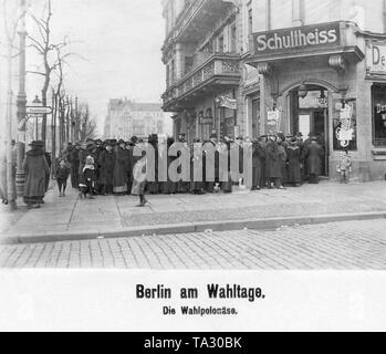 Le jour de l'élection de l'Assemblée nationale, les gens font la queue devant un bureau de vote à Berlin. Banque D'Images