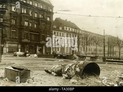 Rue abandonnés après les émeutes à Berlin à la fin de l'année 1918. Sur la droite, les restes de barricades composé d'échelles et d'autres objets. Banque D'Images