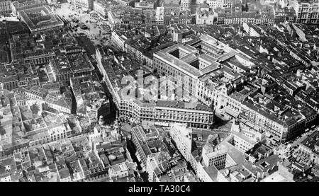 Vue aérienne du centre de Madrid pendant la guerre civile espagnole le 30 septembre 1936. Sur le coin supérieur gauche est la Puerta del Sol, y compris la Plaza de Canelejas, et sur le coin supérieur droit, une partie de la Gran Via. Banque D'Images