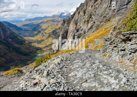 Route de haute montagne difficile - une journée d'automne sur une section dangereuse de la piste du col de l'ours noir, au-dessus de la ville de Telluride, Colorado, USA. Banque D'Images