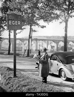 Une ville bilingue-limit signe de la ville d'Eger. Son nom tchèque (Cheb) a été rendu méconnaissable par les nationaux-socialistes Allemands des Sudètes. Banque D'Images