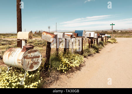 Rangée de vieilles boîtes américaines le long de la Route 66, California, USA Banque D'Images