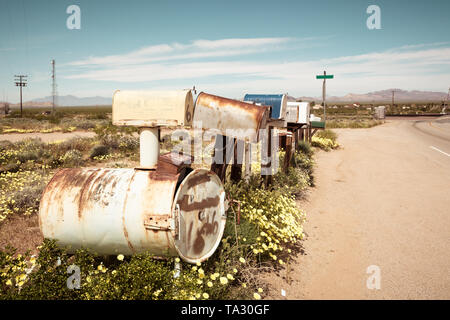 Rangée de vieilles boîtes américaines le long de la Route 66, California, USA Banque D'Images
