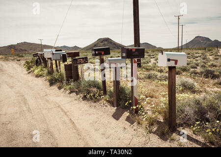 Rangée de vieilles boîtes américaines le long de la Route 66, California, USA Banque D'Images