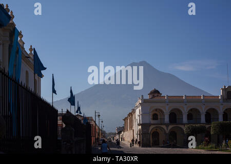 Volcan de Agua, 3765m, cathédrale, Antigua, Guatemala, Amérique Centrale Banque D'Images
