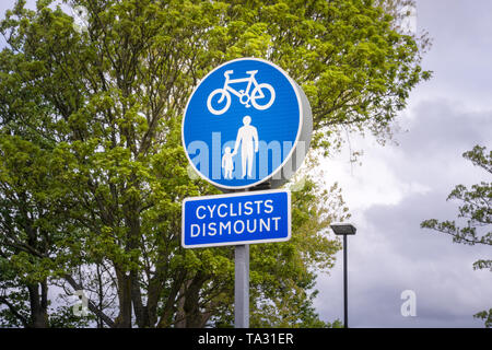 Un signe, demandant que les cyclistes démonter Banque D'Images