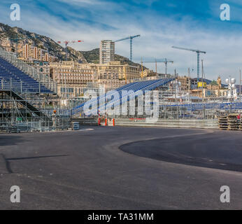 Monte Carlo, Monaco - 20 Avril 2016 : avec des appartements de luxe et des bateaux dans le port et grand est l'acronyme de Monte Carlo Grand Prix F1 race Banque D'Images