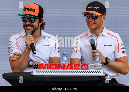 Monte Carlo, Monaco - 25 mai 2018 : aujourd'hui à la retraite des pilotes de course McLaren Fernando Alonso et Stoffel Vandoorne au Grand Prix de Formule Un événement du ventilateur Banque D'Images