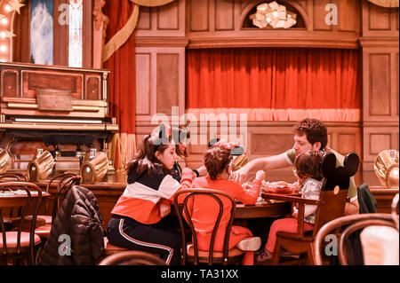 Restaurant à thème pour un dîner en famille. L'intérieur fabuleux Banque D'Images