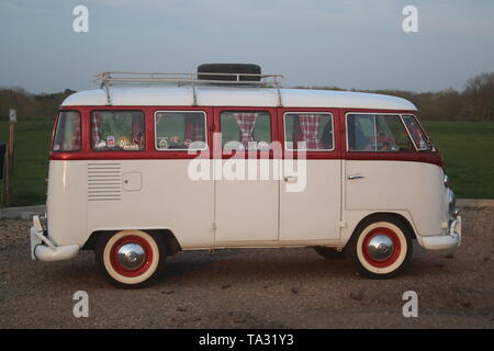 Un CRÉPUSCULE VUE LATÉRALE PHOTO D'UN ÉCRAN PARTAGÉ CLASSIQUE RÉTRO VW VOLKSWAGEN CAMPER VAN BUS Banque D'Images