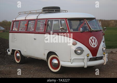 A la tombée de la photo d'un écran partagé classique rétro VW VOLKSWAGEN CAMPER VAN BUS Banque D'Images