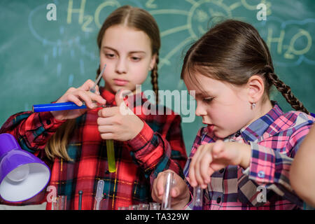 Cours à l'école. Les enfants d'amis adorables s'amusant à l'école. Laboratoire de chimie de l'école concept. En fonction des stages de développement professionnel des enseignants du programme. Des connaissances pratiques. Services de garderie et du développement. Banque D'Images