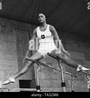 Sur le lingot Trudi Meyer lors de sa comparution à la concurrence des Jeux Olympiques, Dietrich-Eckart-stade, Berlin, 1936. Banque D'Images