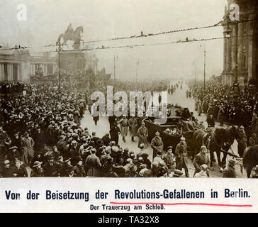 Le cortège funèbre pour les victimes de la lutte le 24 décembre 1918, se déplace à Schlossfreiheit à Berlin. La veille de Noël il y avait des combats violents entre la Volksmarine division et les troupes fidèles au gouvernement. Gauche sur la photo, l'empereur Guillaume National Monument. Banque D'Images