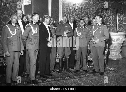 À la fin d'un concours hippique international et à l'occasion de son 52e anniversaire, le Prince Wilhelm (3e à partir de la droite) a invité les coureurs et agents à un dîner à l'Hôtel de Russie. Banque D'Images