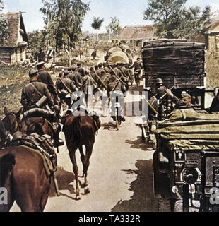 Une colonne allemande composée de camions et de chevaux sur l'avancée du front de l'Est. Banque D'Images