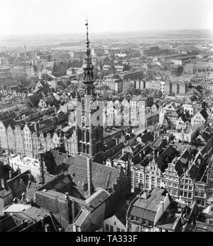 Vue de la tour de l'hôtel de ville de la ville principale et le marché Long de Gdansk, vu de l'église de Sainte Marie. Déjà à la fin du 13ème siècle, il y avait un précurseur, la tour a été construit de 1486 à 1488 par Heinrich Hetzel. La ville principale est la bonne vieille ville de Gdansk, en tant qu'il est antérieur à la vieille ville. Le quartier est aujourd'hui le véritable centre-ville. Banque D'Images