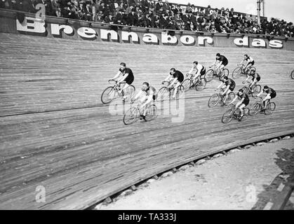 Vue sur la piste et le spectateur se situe dans le Berlin Ruett Arena au la course sprint amateur 'Die Deutsche Meile' le 1 avril 1930. Banque D'Images