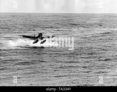 Un hydravion Arado Ar 196 atterrit sur un plan d'eau à côté d'un navire de guerre. Photo non datée. Banque D'Images