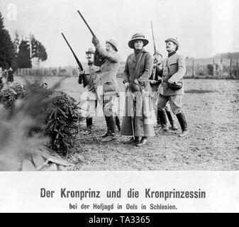 Le Prince Guillaume de Prusse (2e de gauche) et de la princesse Cecilie de Mecklembourg (centre) lors d'une chasse au faisan. Banque D'Images