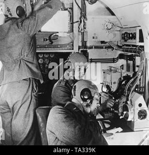 En raison de la bonne caractéristiques de vol de la grande cabine de l'espace, le Junkers JU 52 a été utilisé dans une large mesure par la Luftwaffe comme un 'flying auditorium' pour la formation des descendants de l'aéronautique. La photo montre les opérateurs radio de la Luftwaffe, qui manipulent un appareil volant par Telefunken. Banque D'Images