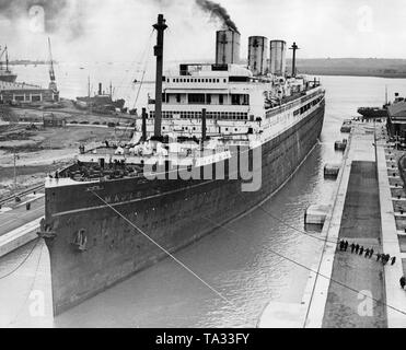 Le paquebot 'Majestic' en cale sèche à Southampton lors de la conversion de 'Caledonia'. Pour le déplacement du navire à Rosyth, les mâts et les cheminées a dû être raccourcie pour qu'elle puisse passer sous les ponts sur le Firth of Forth. Banque D'Images