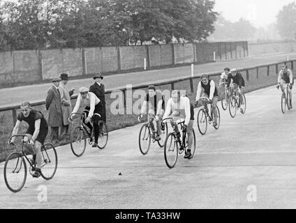 Les participants de la course cycliste pour journalistes sportifs à Berlin. Banque D'Images