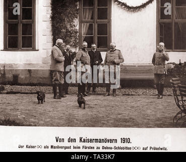 Au cours de l'Kaisermanoever dans l'été de 1910 dans la Prusse de l'empereur Guillaume II (X, en uniforme et de chasse poignard) les 6 et 7 septembre dans les forêts de Prince Richard de Dohna-Schlobitten (XX, également en uniforme) chasse la chasse. L'image montre l'empereur avec deux de ses teckels (Sorcière, Erdmann ou Dachs) et d'autres chasseurs à l'avant du Château Proekelwitz Prakwice (aujourd'hui, propriété de Schlobitten, Slobity) près de Christburg en Prusse Orientale. De gauche à droite : Le Generaloberst (Général) Hans Georg von Plessen, adjudant de l'escadre Wilhelm von Dommes, l'empereur, médecin personnel de M. Banque D'Images