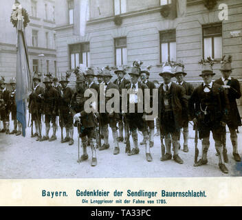 Commémoration de la Sendlinger Bauernschlacht (Sendling's Night de meurtre). La photo montre les gens de Bad Tölz avec le drapeau de 1705. (Photo non datée, vers 1900) Banque D'Images