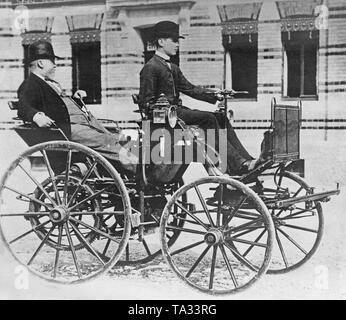 Gottlieb Daimler à l'arrière de son chariot de moteur. Au volant, son fils Adolf Daimler. Banque D'Images