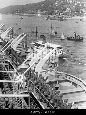 Photo des soldats de la légion Condor revenant d'Espagne, à bord du bateau à vapeur "KdF Robert Ley', qui ont été accueillis par l'état à 'Hamburg' avec le Maréchal Général Hermann Goering à bord dans Blankenese (Hambourg) sur l'Elbe. Dans l'arrière-plan, l'Elbstrand (Riverside de l'Elbe). Banque D'Images