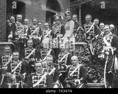 L'empereur Guillaume II (3e rangée, 1e à partir de la gauche) s'est rendue avec sa fille Viktoria Luise de Prusse (4ème 3ème rangée de gauche) son fils aîné, le Prince Guillaume de Prusse (3e rangée, 2e à partir de la gauche) et son épouse la princesse Cecilie de Mecklembourg (3e rangée, 5e à partir de la gauche) à Gdansk. Il y a le Prince héritier était le commandant du 1er Régiment Leibhusaren. Les membres de la famille royale de Prusse porter les uniformes de leur régiment Leibhusaren, Crown Princess Cecilie l'uniforme de la régiment de Dragons le roi Frédéric III (n. 8). Banque D'Images