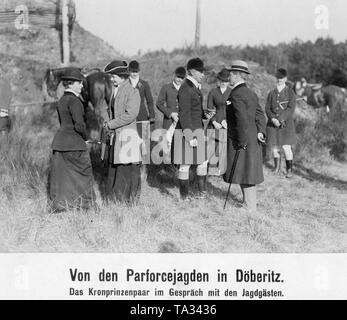 Crown Princess Cecilie de Mecklenburg (2e de gauche) et du Prince Wilhelm (3e de gauche) en conversation avec deux invités de chasse. Banque D'Images