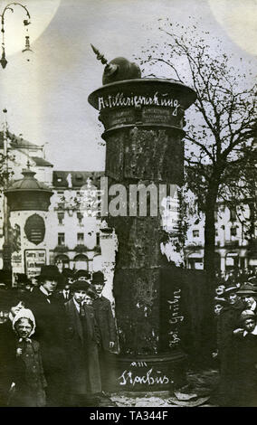 Après la reconquête de Munich par unités de Freikorps, la population d'artillerie inspecte les hits sur une colonne de publicité à Karlsplatz (Stachus). Banque D'Images